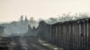 Privedeni migrant blizu granice Srbije i Mađarske, u blizini Subotice, Srbija, 12. septembar 2023. 