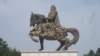 Жергиликтүү монголдук уламышка караганда, 1226-жылы Чыӊгыз-хан ушул Ордос аймагы аркылуу жортуулга баратып, камчысын түшүрүп алган экен жана өзүнүн сөөгүн кийинчерээк ушул аймакка койгула деп керээз айтыптыр. 