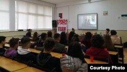 Средношколци. Илустрација.