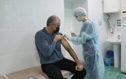 Російський голова окупованого Криму Сергій Аксенов щеплюється проти коронавірусу російською вакциною. 23 січня 2021 року