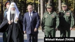 Глава РПЦ Кирило, президент Росії Володимир Путін, міністр оборони РФ Сергій Шойгу і начальник Генштабу ЗС РФ Валерій Герасимов (зліва направо) під час закладення каменя в фундамент головного храму армії Росії на території парку «Патріот». Московська область, 19 вересня 2018 року