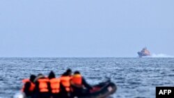 Рятувальний човен прямує до мігрантів, які пливуть на надувному човні через Ла-Манш. 1 січня 2024 року. Фото ілюстративне