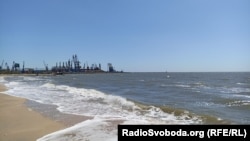 Вигляд на порт із пляжу в окупованому Бердянську, травень 2022 року