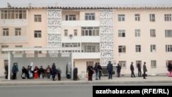 Aşgabat. Oguzhan köçesi. Awtobusa garaşýan ýolagçylar.