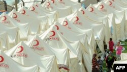Зилзаладан жабыркагандар чатырларда күн өткөрүп жатышат.