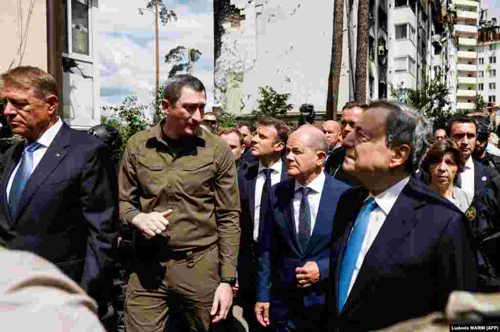 Makron, Šolc i Dragi u poseti Irpinu, koji je razoren tokom ruske višenedeljne okupacije u martu 2022. godine.