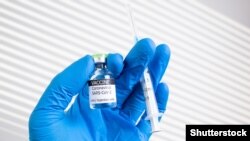 Вакцину вкололи Олексію Куценку – завідувачу відділення реанімації інтенсивної терапії для інфекційних хворих Олександрівської лікарні