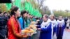 Репортажи государственного телевидения изобилуют кадрами демонстрирующими продукты питания, в том числе хлеб, а также нарядно одетых людей, изображающих радость и благодарность.
