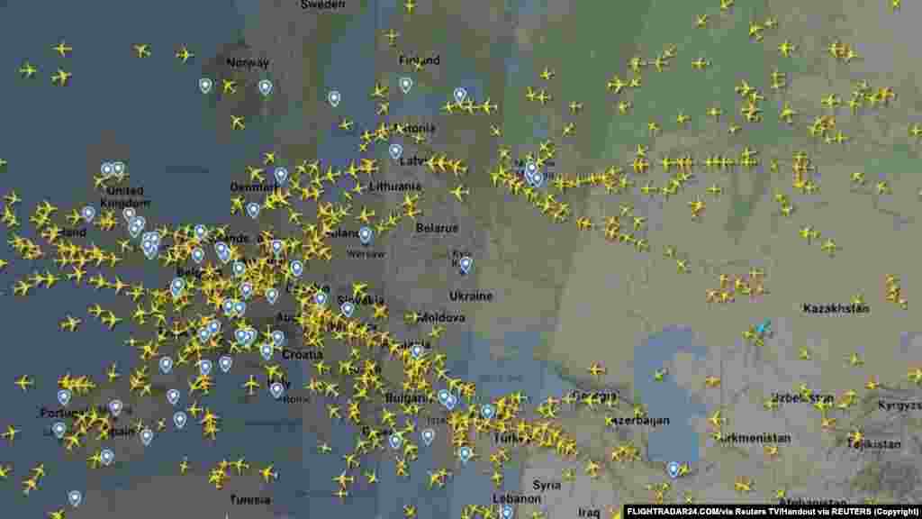 Снимка на веб-страницата за следење летови FlightRadar24 покажува како авиони се пренасочуваат од Украина, 24 февруари 2022 