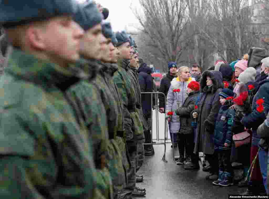 Церемонія вшанування пам’яті жертв обстрілу 22 січня 2015 року тролейбусної зупинки «Донецькгірмаш» у Донецьку. Українська сторона кваліфікує обстріл як терористичний акт і звинувачує у ньому бойовиків угруповання «ДНР», а ті – ЗСУ. Непідконтрольний Донецьк, ОРДЛО. 22 січня 2022 року