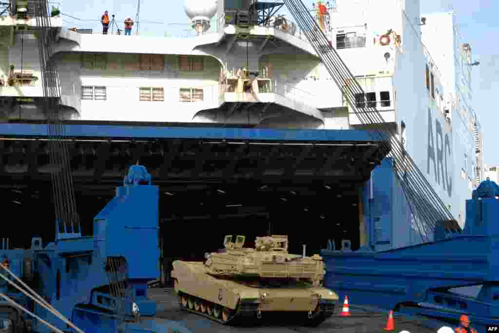 Військовослужбовці розвантажують танки M1 Abrams у Бремерхафені, Німеччина, 21 лютого 2020 року. Марк Гертлінг, екскомандувач Сухопутними силами США в Європі, припустив, що німецькі танки Leopard 2 можуть досягти полів битв в Україні вже в березні, тоді як американські танки, які потребують додаткової матеріально-технічної підтримки, можуть з'явитися там більш як за вісім місяців