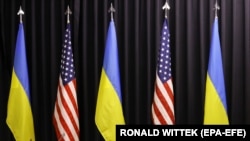 Як пише FT, американці хочуть, щоб українці підписали як рамкову угоду, так і детальну угоду про фінансування, яка б завершила повну угоду про надра у середу