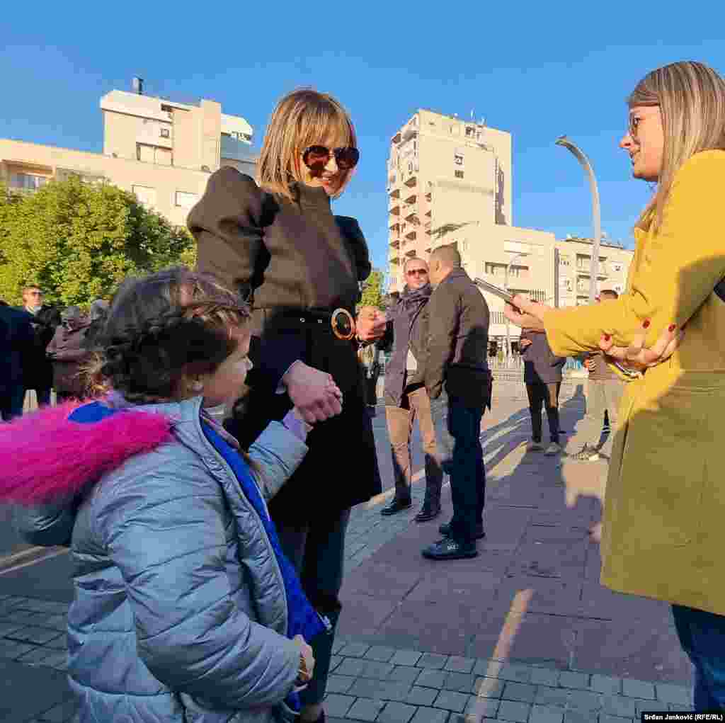 Sedmogodišnja Tara iz Podgorice donirala je svoje lutke. Kaže da je među njima i njena omiljena ali želi da je pošalje nekoj vršnjakinji u Ukrajini. Njena majka Marta donijela je nekoliko paketa. "U njima je termo garderoba, kozmetika, higijenske stvari, ćebad. Nadam se da će im pomoći. Imam ćerkicu i to me dodatno čini slabom i jako me potreslo sve što se dešava", kaže Marta za Radio Slobodna Evropa (RSE).