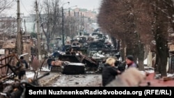 Зьнішчаная расейская тэхніка ў Бучы пад Кіевам, 1 сакавіка 2022 году. Ілюстрацыйнае фота