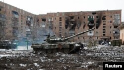 Z тамгасы менен белгиленген танка. Волновоха шаары, 2022-жыл, 11-март.