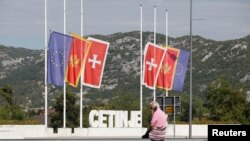 Zastave na pola koplja na Cetinju, mjestu masakra u kom je živote izgubilo 11 osoba. (13. avgust 2022.)