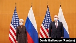 Заступниця держсекретаря США Венді Шерман і заступник міністра закордонних справ Росії Сергій Рябков на переговорах із питань безпеки в Представництві США у Женеві. Швейцарія, 10 січня 2022 року
