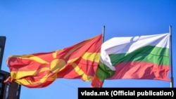 Македонското и бугарското знаме. Илустрација.