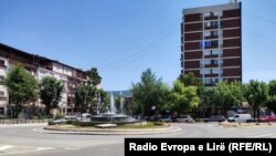 Kružni tok u Severnoj Mitrovici u junu 2022. za čiju izgradnju je osiguran novac iz budžeta Srbije, a posao je dobila kompanija Radula Stevića, koja je pod američkim sankcijama od 2021. 