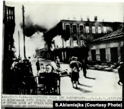 7 ліпеня 1944 году савецкія інфармацыйныя агенцтвы распаўсюдзілі за мяжой некалькі радыёздымкаў пажару 3 ліпеня на вуліцах Рэвалюцыйнай й Камсамольскай, у камэнтары да якіх сьцьвярджалася, што гэта «жыхары вызваленага Менску глядзяць на свае дамы, падпаленыя нацыстамі перад тым, як яны пакінулі горад».