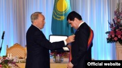 Президент Казахстана Нурсултан Назарбаев (слева) награждает своего туркменского коллегу Гурбангулы Бердымухамедова в Астане, 18 апреля 2017 года 
