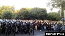 Люди в Тегерані вимагають пояснень щодо смерті молодої жінки у поліцейському відділку. Іран, 19 вересня 2022 року