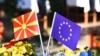 Знамињата на Република Северна Македонија и Европската Унија 
