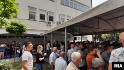 Луѓе во Тетово чекаат ред за вакцинација