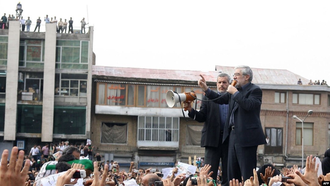 اشپیگل می‌نویسد: موسوی ناخواسته به قهرمان یک انقلاب تبدیل شده است.