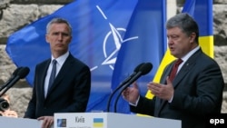 Президент України Петро Порошенко і генеральний секретар НАТО Єнс Столтенберґ (ліворуч). Київ, 10 липня 2017 року 