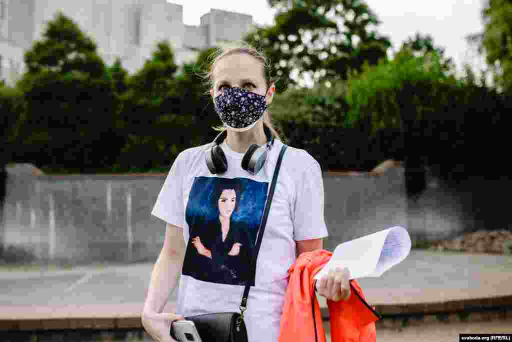 «Гэта тая самая Ева, якая стала сымбалем „Евалюцыі“. Я супраць таго, што адбываецца навокал». Майка з выявай карціны Хаіма Суціна «Ева» траплялася ў чарзе да ЦВК найчасьцей.