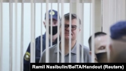 Віктар Бабарыка за кратамі, архіўнае фота