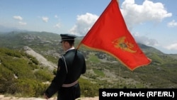 Vojnik sa crnogorskom zastavom