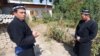Хукмиддин Махмудов с братом в траурной одежде. Чилгази, Исфара