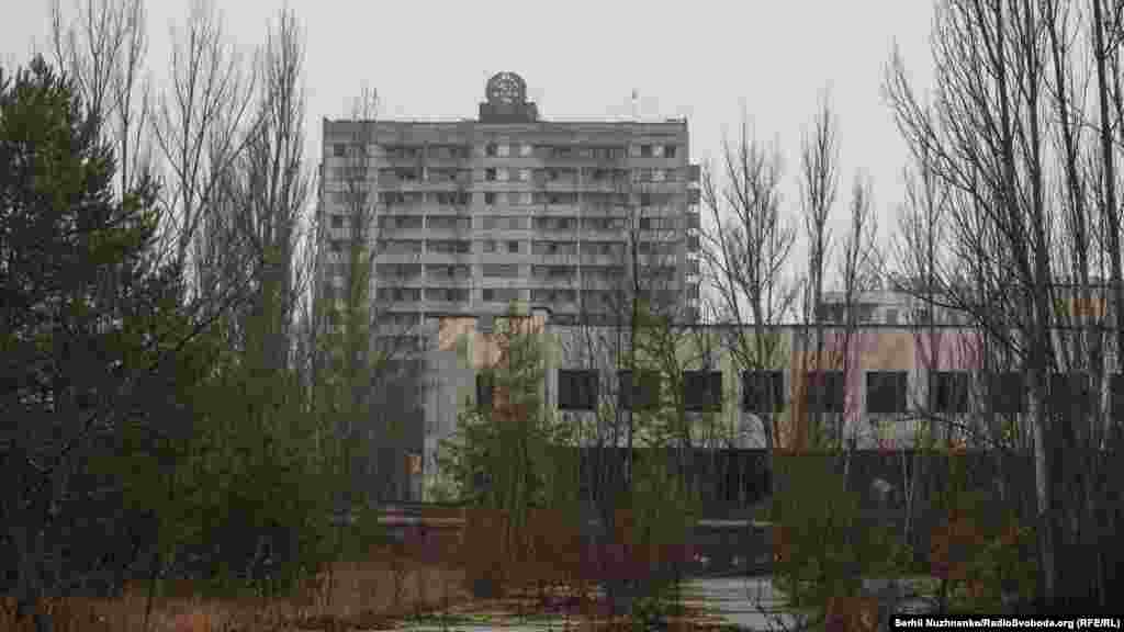 Прип'ять отримала своє неофіційне звання «міста-примари» через повне спустошення. Після аварії на ЧАЕС – понад 30 років тому – все населення міста евакуювали. З тих пір тут ніхто не живе