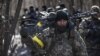 Українські військові під час операції зі звільнення населеного пункту на Київщині, де перебувають російські сили. 10 березня 2022 року 