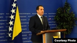 Selmo Cikotić: Migranti koji se trenutno nalaze na otvorenom ćemo smjestiti u bivšu lokaciju Oružanih snaga BiH na Bradini