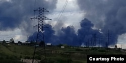 Дым пасьля нападу ўкраінскага дрона ў Іркуцкай вобласьці Расеі