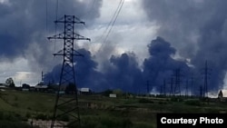 Russiýanyň Irkutsk sebitinde ukrain pilotsyz uçarlaryň howa hüjüminden soň tüsse çykýar.