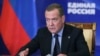 Медведев орус паспортун "мыйзамсыз" алган мигранттарды жарандыктан ажыратууну сунуштады