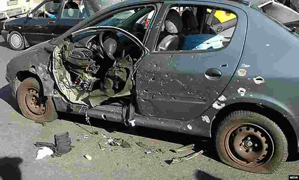 Автомобіль Шахріарі після того, як він загинув під час вибуху в Тегерані в листопаді 2010 року. Вчений також вбитий бомбою, прикріпленою до його дверей мотоциклістами. 