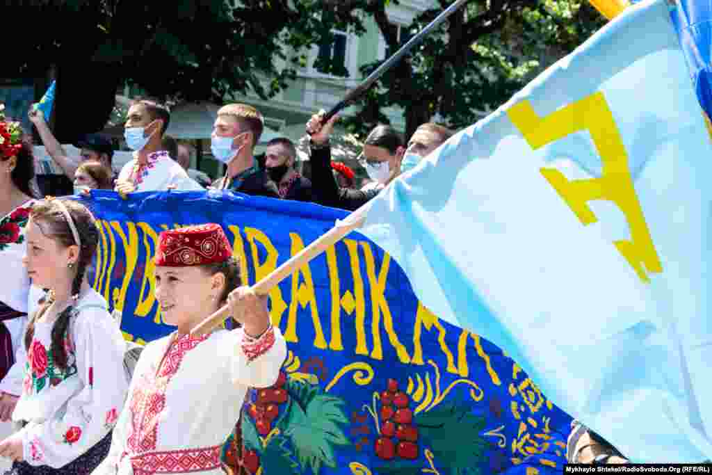 На марші було багато кримськотатарських прапорів – в Одесі того ж дня проходив марш на підтримку кримських татар