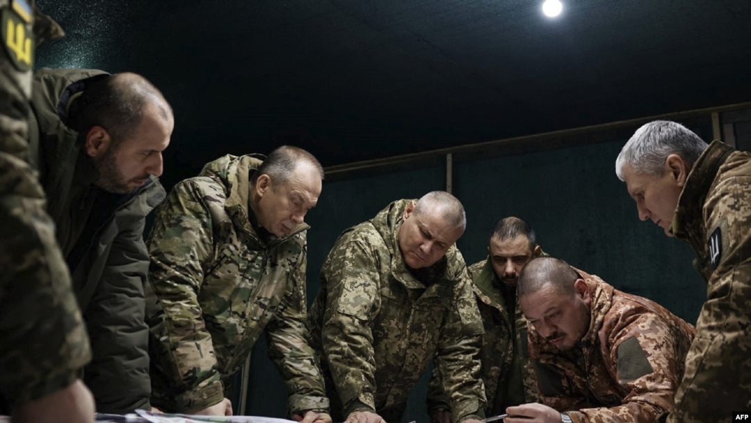 Министр обороны Украины Рустем Умеров (слева) и главком ВСУ Александр Сырский (второй слева) на востоке Украины. 14 февраля 2024 года