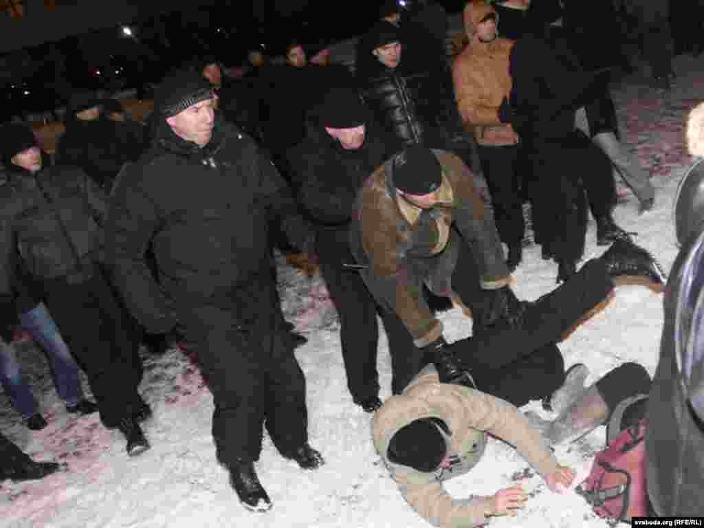 За разгон Плошчы шэраг міліцыянтаў, уключна з тагачасным міністрам Куляшовым, атрымалі прэміі і ўзнагароды. 