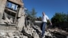 Чоловік біля зруйнованого російськими обстрілами будинку в Харкові, 7 червня 2022 року