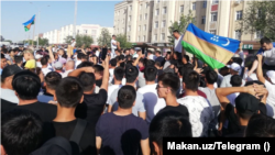 Демонстрация в Нукусе против предложенных властями Узбекистана поправок к Конституции, лишающих Каракалпакстан суверенитета и права на выход из состава Узбекистана