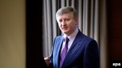 За словами Ахметова, наразі його коло інтересів обмежується виключно благодійнітю, футболом і бізнесом. Щодо політики, то як стверджує олігарх, вона його «взагалі не цікавить»