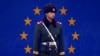 Sve dublje preispitivanje odnosa: Kineski policajac ispred Ambasade EU u Pekingu. 