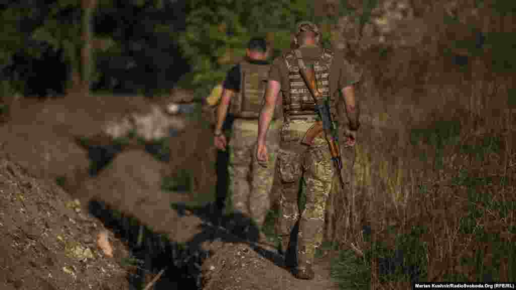 Вздовж усієї лінії оборони солдати викопали глибокі траншеї. Кажуть, що чим глибше закопуються – тим більше шансів на виживання 