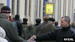 На здымку: Сяргей Вазьняк раздае газэту "Товарищ"